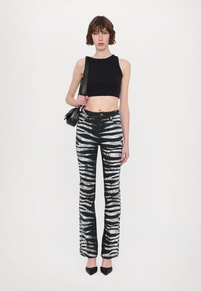 Roberto Cavalli Alt laienevad teksad - nero/bianco