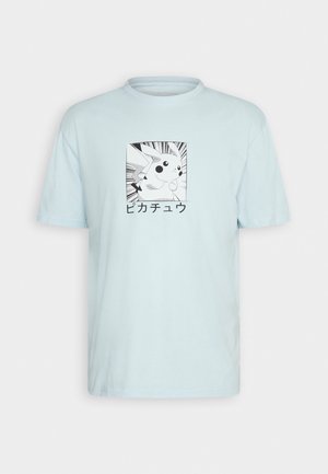T-shirt bleu clair avec un motif Pikachu style manga en noir et blanc et un texte japonais centré sur la poitrine.