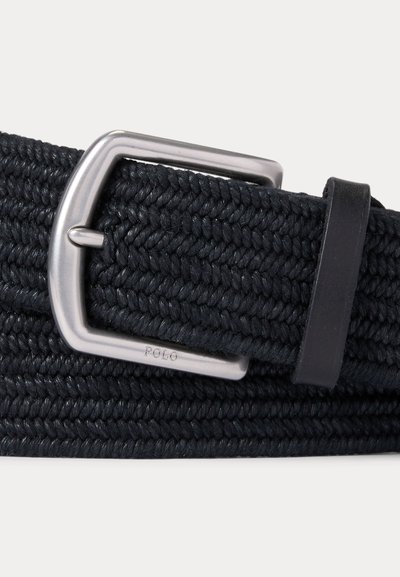 Cintura intrecciata blu navy con fibbia in metallo argento incisa con "Polo" e passante per cintura in pelle nera.