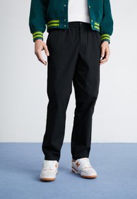 New Balance ICON  - Kelnės - black