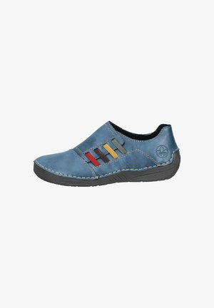 Scarpa blu in pelle slip-on con punta rotonda, suola grigia texturizzata e numerosi accenti colorati (rosso, giallo, grigio) sui lati.
