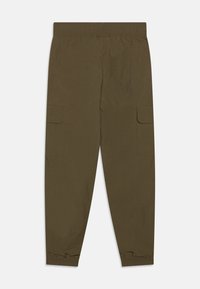 Pantalons cargo vert olive avec une taille élastique, dotés de deux poches latérales et de poignets fuselés aux chevilles. Matériau léger.