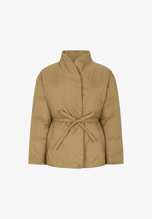 Beige gepolsterte Jacke mit Wickeldesign, die einen Bindegürtel in der Taille und einen Stehkragen hat. Glatte Textur ohne sichtbare Muster.