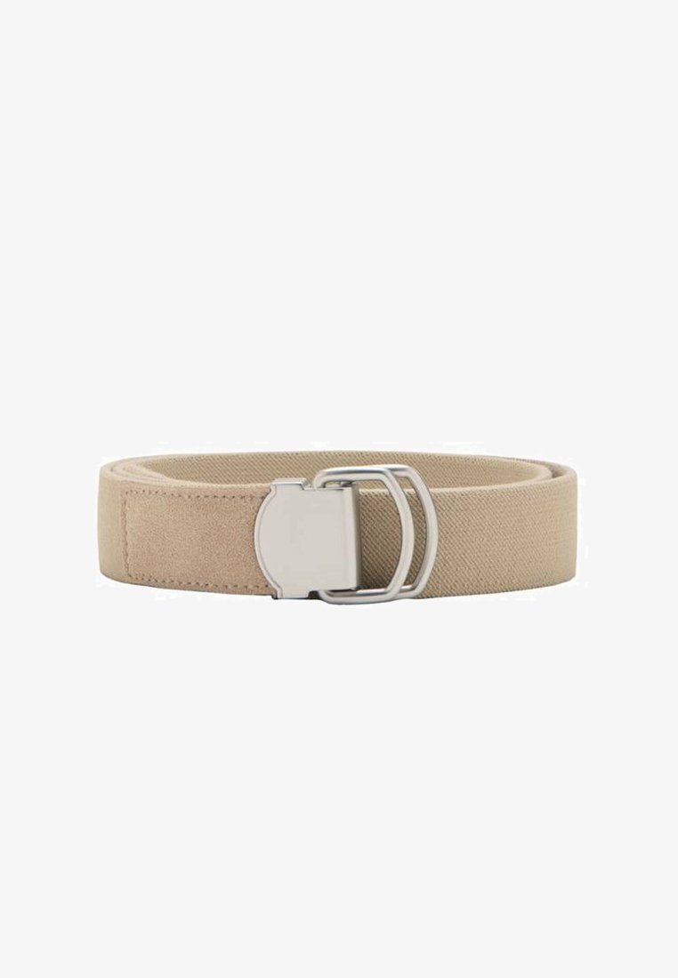 Ceinture en tissu beige avec une boucle en métal argenté et une double boucle, enroulée à plat sur un fond blanc.