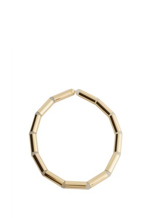 Bracelet ton or composé de pièces cylindriques lisses et liées formant une forme ronde sur fond blanc.