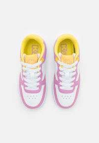 Baskets blanches avec des accents roses et jaunes. Les caractéristiques comprennent un col rembourré, des lacets blancs, une pointe perforée et une semelle en caoutchouc texturée.
