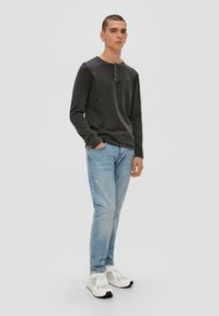 QS - Jeansy Slim Fit