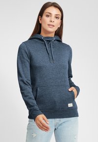 Felpa con cappuccio blu navy in tessuto morbido, dotata di tasca frontale, cordino regolabile e etichetta del marchio sull'orlo.