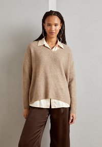 Mos Mosh THORA V-NECK - Strickpullover - roasted cashew