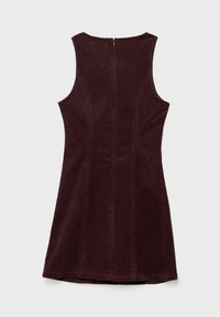 Vinrød ærmeløs kjole med tætsiddende overdel, udvidet skørt og synlige syninger. Lynlås bagpå. Stoffet har en glat, tekstureret overflade.