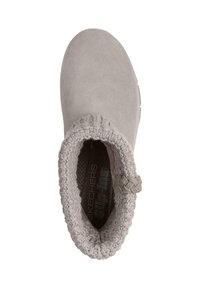 Grijze suède instapschoen met een gebreide boord, een gestructureerd interieur en een gevlochten detail. Ronde neus en lage zool.