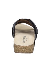 Czarna klapka z teksturowaną skórzaną cholewką, korkową podeszwą i wyściółką amortyzującą. Wydrukowane logo marki widoczne na wewnętrznej stronie wyściółki.