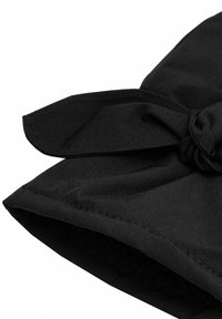 Czarny materiałowy kapelusz z ozdobną kokardą, wyposażony w miękką podszewkę i gładką fakturę. Krawędź jest starannie obszyta.