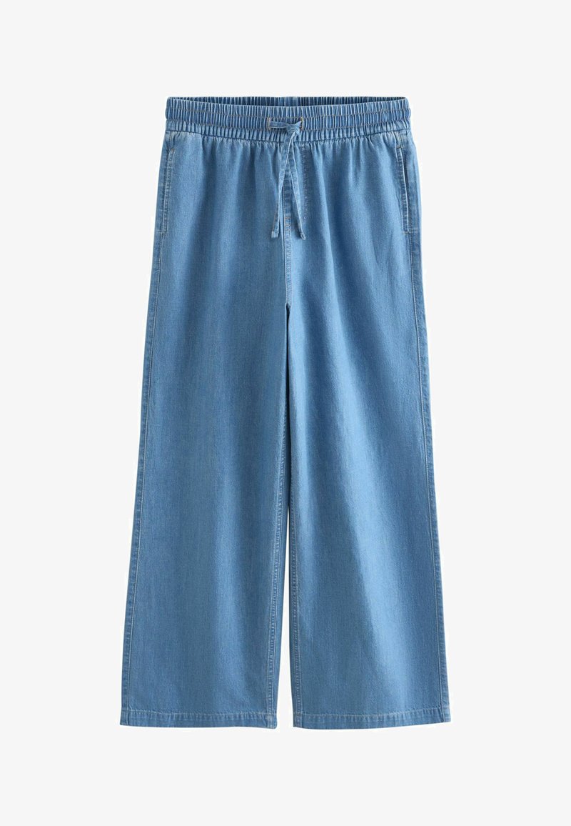 Pantalon en denim bleu clair à jambes larges avec taille élastique et cordon de serrage, doté de poches latérales et de coutures visibles.
