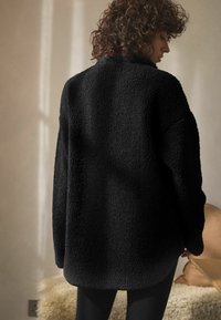 Next Fliisdžemper - black