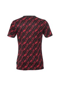 Sort t-shirt med et dynamisk rødt og sort zigzag-mønster, korte ærmer, rund hals og en let, glat tekstur.