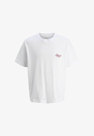 Valkoinen puuvillat-paita, jossa on pyöreä kaula-aukko, lyhyet hihat ja pieni punainen brodeerattu logo vasemmassa rinnassa. Klassinen malli, yksinkertainen muotoilu.