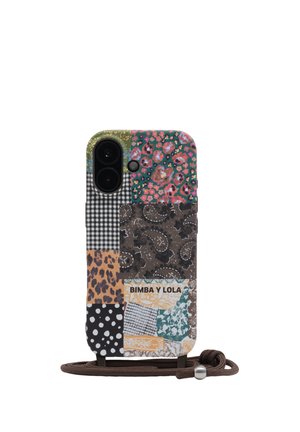 Etui na telefon z wzorem patchworkowym, który obejmuje motywy kwiatowe, panterkowe, kratkę, groszki i paisley oraz napis „BIMBA Y LOLA”, przymocowane do brązowego paska.