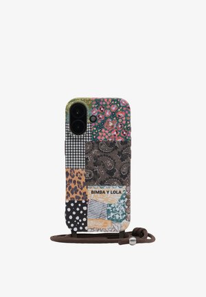 Etui na telefon z wzorem patchworkowym, który obejmuje motywy kwiatowe, panterkowe, kratkę, groszki i paisley oraz napis „BIMBA Y LOLA”, przymocowane do brązowego paska.