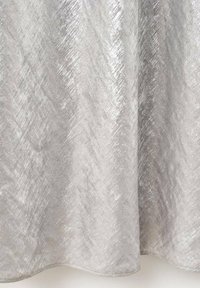 Cortina plateada con un acabado texturizado y un sutil brillo, que exhibe un patrón diagonal y un borde de tela suave y fluido.