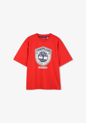 Rood katoenen T-shirt met korte mouwen, met een groot grafisch logo in blauw, inclusief de tekst "TIMBERLAND" en een boomembleem.