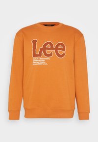 Pomarańczowy sweter z długim rękawem z logiem "Lee" oraz białym napisem podającym szczegóły firmy H.D. Lee na przodzie, okrągły dekolt, ściągacze przy mankietach i brzegu.