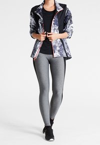 Under Armour Běžecká bunda - black