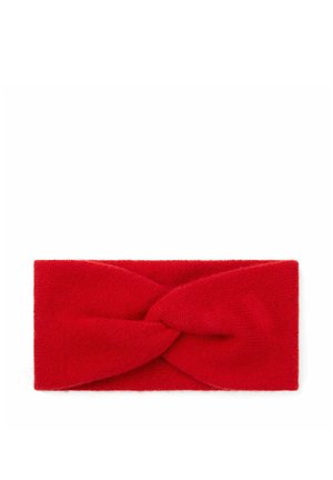 Bandeau en tissu tricoté rouge avec un nœud torsadé au centre, posé à plat sur un fond blanc.