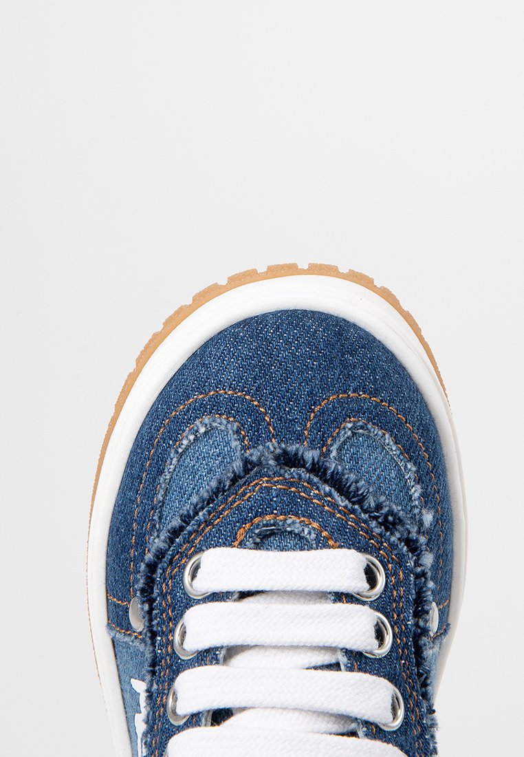 Sneaker in denim con bordi sfilacciati, lacci bianchi e suola in gomma. Presenta cuciture a contrasto e design della punta arrotondata. Il colore è blu scuro.