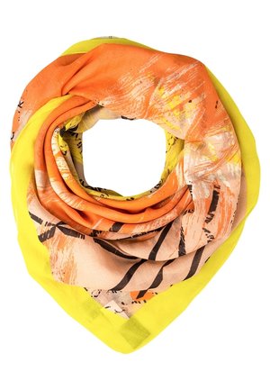 Let tørklæde med abstrakte orange, gule og beige mønstre og en lys gul kant, arrangeret i en løkke.