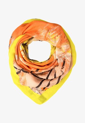 Écharpe légère avec des motifs abstraits orange, jaune et beige et une bordure jaune vif, arrangée en boucle.