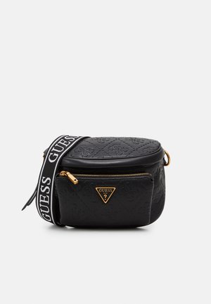 Czarna pikowana torba crossbody Guess z złotym suwakiem i logo, z regulowanym białym i czarnym paskiem na ramię z logo Guess.