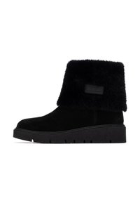 Botas de ankle de ante negro con un puño de piel sintética, suela negra gruesa y superficie texturizada. Presenta un logo rectangular en el costado.