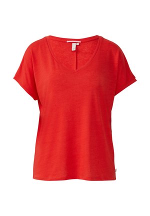 T-shirt rouge à manches courtes en V, fabriqué en tissu léger avec une coupe décontractée et une texture subtile. Comprend une étiquette à l'arrière du col.
