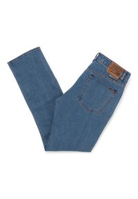 Vaqueros de mezclilla en azul medio, con un corte estándar, piernas rectas y un parche de cuero marrón en la cinturilla con detalles de marca.