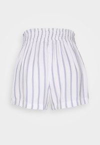 Witte katoenen shorts met blauwe verticale strepen, voorzien van een elastische tailleband en een losse pasvorm, eindigend boven de knie.