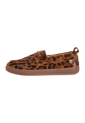 Mocassin décontracté marron et noir imprimé léopard, avec détail à lacets, semelle en caoutchouc et petit emblème rond en métal de la marque près du talon.