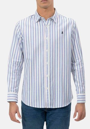 Camisa de botones a rayas en colores claros con rayas verticales azules y lavanda, fabricada en algodón, de mangas largas y con un pequeño logo en el pecho.