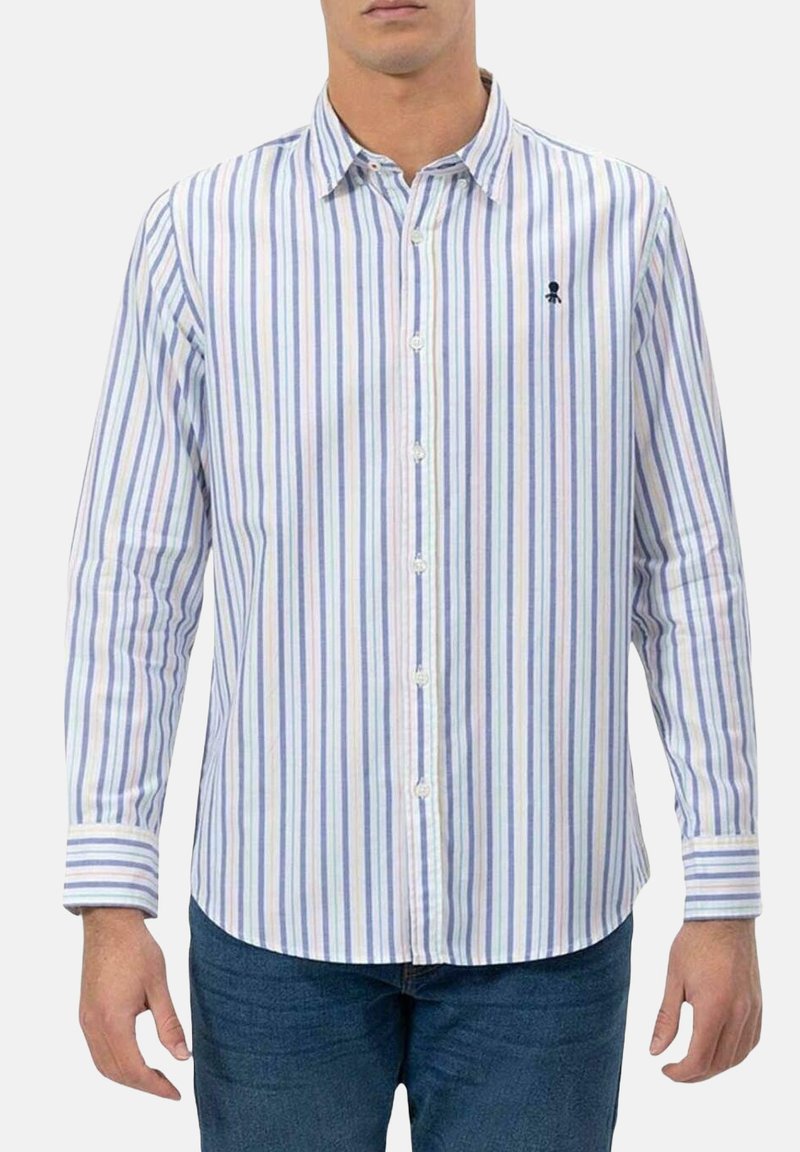 Camisa de botones a rayas en colores claros con rayas verticales azules y lavanda, fabricada en algodón, de mangas largas y con un pequeño logo en el pecho.