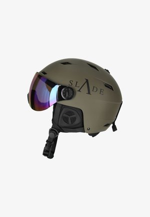 Matte olijfgroene skibril met getinte vizier, zwarte verstelbare kinband, zijventilatieopeningen en het "SLADE"-logo aan de zijkant.