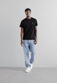 sandro CROSS - Camiseta básica - noir
