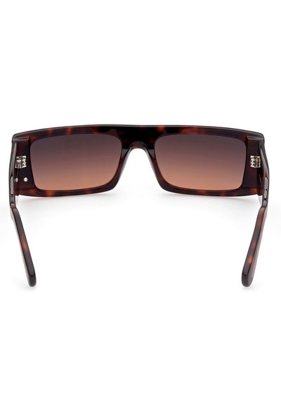 Occhiali da sole tartarugati marroni con montatura rettangolare, lenti marroni sfumate e dettagli in metallo sui lati. Le aste sottili completano il design.