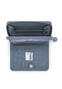 Šedá látková peněženka s několika sloty na karty, centrální přihrádkou a uzavíráním na patentku. Vnitřek má viditelnou logo visačku a hladkou texturu.