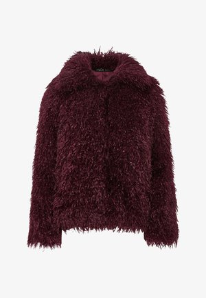 Chaqueta de pelaje sintético burdeos con una textura gruesa y deshecha; cuenta con un cuello y cierre frontal; mangas cortas y un dobladillo recto.