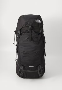 Svart ryggsekk med romslig design, justerbare stropper og utvendige lommer. Har merket "TERRA 55" på den nedre fronten.