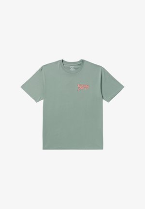 Camiseta de manga corta, de color verde claro, hecha de algodón. Presenta un logo gráfico en rosa en el área del pecho izquierdo. Diseño de cuello redondo con un corte holgado.