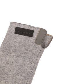 Szürke, bőr részletű kesztyű fekete textil címkével. Simaság jellemzi, és egy fül segíti a könnyű használatot.