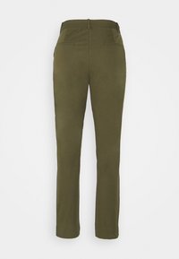 Pantalon droit vert olive avec poches passepoilées à l'arrière et passants de ceinture, montré de dos sur un fond uni.