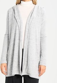 Grå cardigan med huva, öppen framsida, mjukt material och långa ärmar. Lättviktig med subtilt melerat mönster.