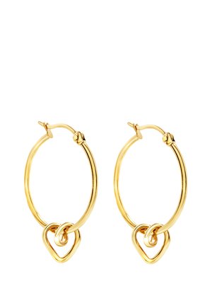 Goldene Creolen mit einem glatten, kreisförmigen Design und miteinander verflochtenen Herzakzenten am unteren Rand. Elegante und leichte Metallkonstruktion.